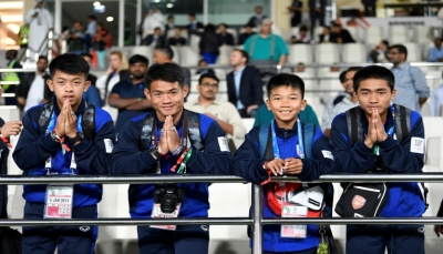 فتيان الكهف يحضرون مباراة تايلاند والهند في كأس آسيا