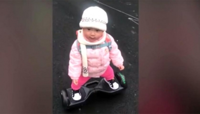 طفلة رضيعة محترفة في التزلج تبهر رواد مواقع التواصل (فيديو)