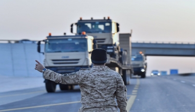 السعودية تدفع بتعزيزات عسكرية كبيرة إلى حدودها الجنوبية مع اليمن (صور)