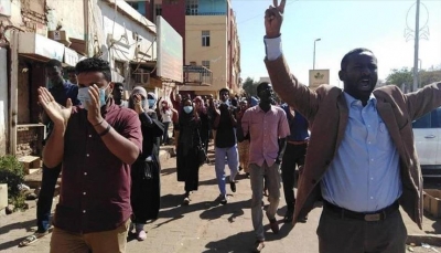 متظاهرون يتوجهون لمقر البرلمان بالخرطوم للمطالبة بتنحي البشير