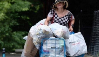 امرأة ثرية تقضي وقتها في جمع القمامة والعلب الفارغة.. لماذا تفعل ذلك؟