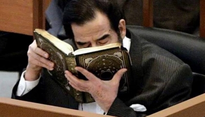 موقع أمريكي يجدد الجدل حول مصحف كُتب بدم صدام حسين في تسعينات القرن الماضي