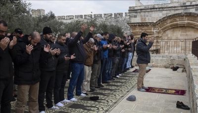 لأول مرة منذ 16 عاما.. فلسطينيون يصلون في "باب الرحمة" بالمسجد الأقصى