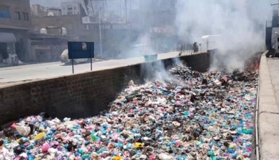 سكان تعز يشكون من تكدس النفايات