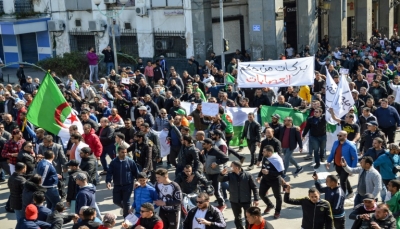 الجزائر تنتظر رد المعسكر الرئاسي على التظاهرات الحاشدة