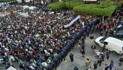 التظاهرات متواصلة في الجزائر والجيش يحذر من العودة الى الحرب الاهلية