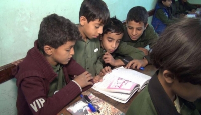 تحريف مناهج وغسل للعقول.. ماذا يريد الحوثيون من طلاب اليمن؟