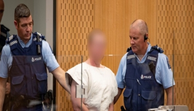إرهابي نيوزيلندا يُظهر إشارة عنصرية بيديه في أول ظهور له بالمحكمة