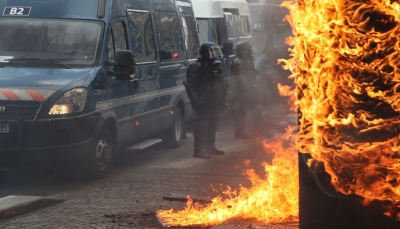 حرق ونهب محلات وصدامات عنيفة بين "سترات صفراء" والأمن في باريس