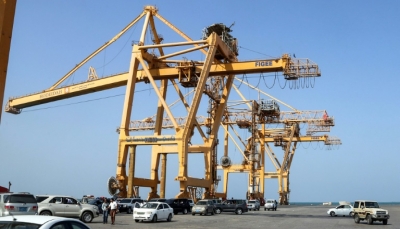 منذ شهر.. مليشيا الحوثي تمنع سفينة بضائع من إفراغ حمولتها بميناء الحديدة