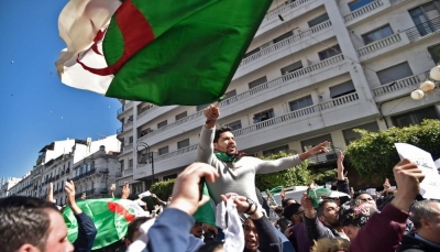 في أول رد شعبي على اقتراح الجيش.. مئات الآلاف من الجزائريين يطالبون برحيل بوتفليقة