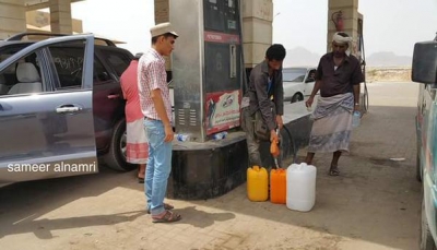 عدن: اللجنة الاقتصادية تدعو التجار بمناطق سيطرة الحوثي إلى التزام بآلية تجارة النفط