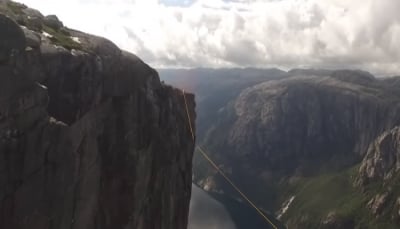 مشهد يحبس الأنفاس.. مغامر يسقط عن حبل معلق على ارتفاع ألف متر (فيديو)