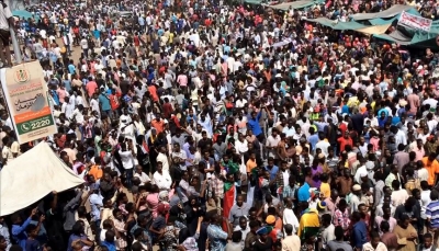 السودان: محتجون يواصلون الاعتصام رغم قرب سريان حظر التجول