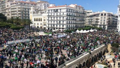 رغم رحيل بوتفليقة.. مئات الآلاف يتظاهرون في الجزائر مطالبين بالتغيير