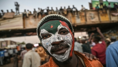 تلبية لمطالب المتظاهرين.. المجلس العسكري السوداني يؤكد "التزام نقل السلطة الى المدنيين"