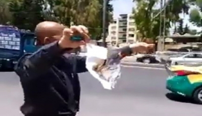 أردني يحرق شهادة الدكتوراه أمام مبنى الحكومة قهرا من أوضاعه (فيديو)