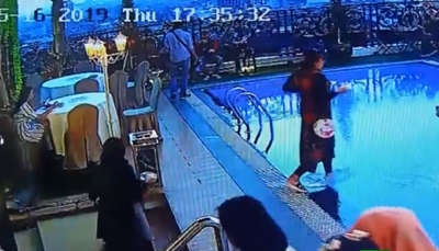 امرأة شاردة الذهن تسقط في مسبح فندق مع عشائها (فيديو)