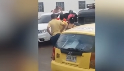 امرأة تطوف بزوجها عاريا في وسط المدينة (فيديو)