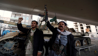 صنعاء: مسلحون حوثيون يطاردون شباب في الأحياء ويفتشون هواتفهم المحمولة