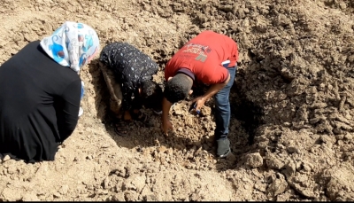 اللجنة الوطنية تطلع على الأضرار التي خلفتها مقذوفات المليشيا على قرية القرضين بتعز