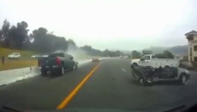 سائق متهور يتسبب بمجزرة مروعة في حادث مروري بخط سريع (فيديو)