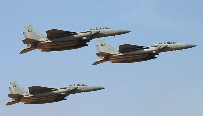 صواريخ الجيش والتحالف تدمران آليات ومخازن أسلحة للحوثيين غرب الضالع