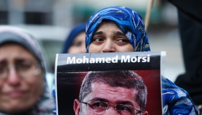 دفن جثمان الرئيس المصري السابق محمد مرسي في القاهرة بحضور أسرته