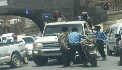 صنعاء: سائق طقم حوثي يدهس دراجة على متنها شرطيي مرور ويعتدي عليهما بالضرب