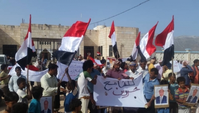 سقطرى: متظاهرون يستنكرون الأعمال المخلة بالأمن ويؤيدون السلطة المحلية
