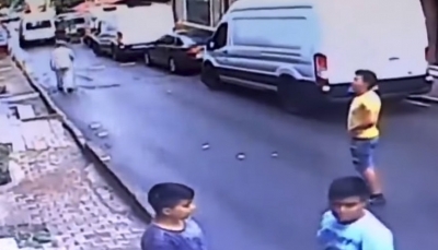 شاب جزائري ينقذ رضيعة سورية من موت محقق (فيديو)