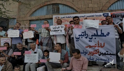 الحوثيون يعلنون عن مبادرة أحادية لحل مشكلة المرتبات