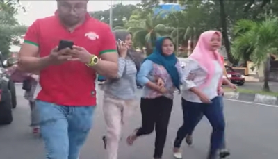هلع وهروب مواطنين بالشوارع بعد زلزال قوي ضرب إندونيسيا (فيديو)