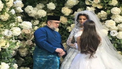 زواج ملك ماليزيا وملكة جمال موسكو ينتهي طلاقا بالثلاثة
