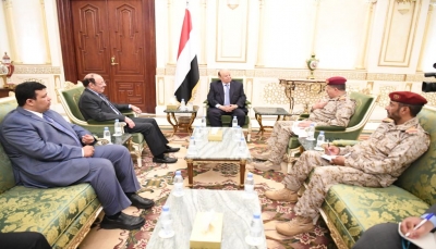 الرئيس هادي يلتقي نائبه وقيادات وزارة الدفاع لمناقشة الملف العسكري