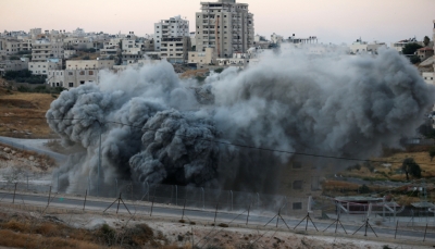 الاحتلال الإسرائيلي يفجر منزل فلسطيني من عدة طوابق بعد تفخيخه بالمتفجرات (فيديو)