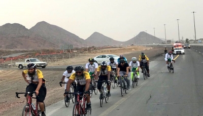 8 بريطانيين يصلون السعودية على دراجات هوائية لأداء فريضة الحج