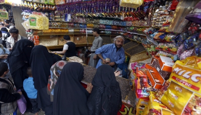 منع تداول النقود الجديدة وسيلة حوثية لابتزاز محلات المكسرات والحلويات في صنعاء
