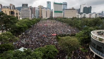 مئات الالاف في مسيرات "سلمية" مؤيدة للديموقراطية في هونغ كونغ الصينية