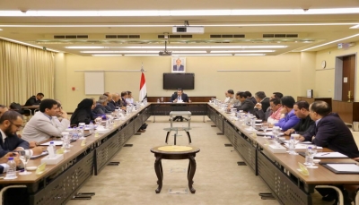 الحكومة تنفي وجود أي لقاءات مع الحوثيين في مسقط