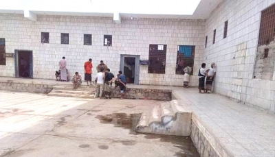 أبين: ميليشيا الانتقالي الإماراتي تطلق عشرات السجناء من مركزي زنجبار