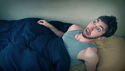 ماهي أسباب الاستيقاظ المفاجئ أثناء النوم؟
