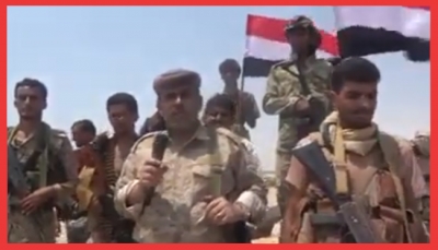 قائد عسكري رفيع يصل "شقرة" بأبين برفقة لواء من الجيش ويقول متحدياً: "نحن هنا" (فيديو)