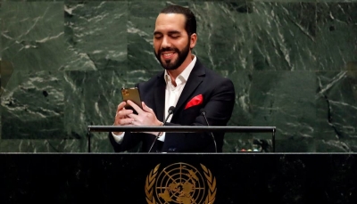رئيس السلفادور يلتقط "سيلفي" لنفسه قبل إلقاء خطابه الأممي (فيديو)