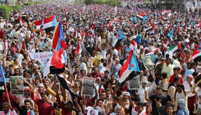 دبلوماسي يمني يحذر من إشراك الانتقالي الإماراتي بالحكومة قبل إنهاء تمرده