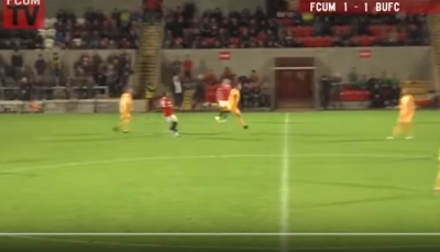 لاعب يسجل هدفا من منتصف الملعب برأسية خارقة (فيديو)