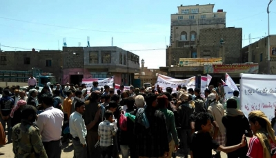 تعز: متظاهرون يطالبون بإخراج المجاميع المسلحة من "التربة"
