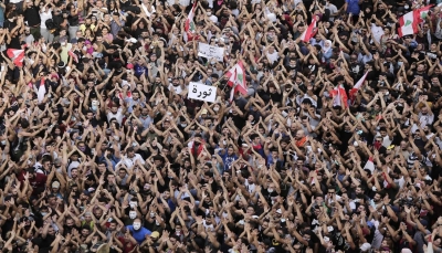 الآلاف من المتظاهرين يتدفقون على شوارع لبنان لليوم الثالث