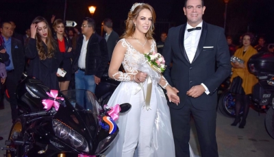 تونسية تحتفل بزفافها على دراجتها النارية