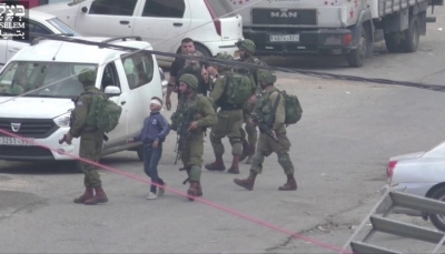بالفيديو.. عملية اعتقال طفل فلسطينيي من قبل قوات الاحتلال الإسرائيلي